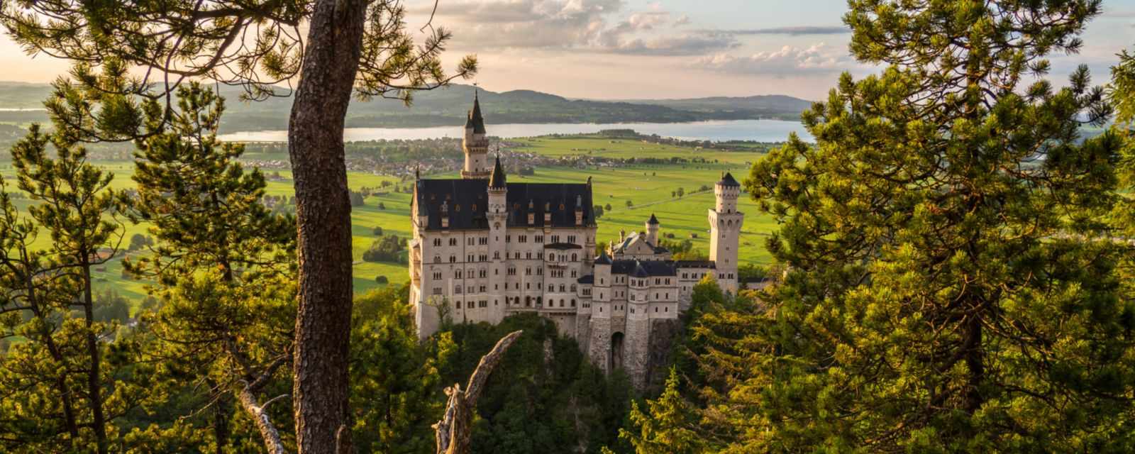 Neuschwanstein Castle Season Guide and 3 Best Viewpoints
