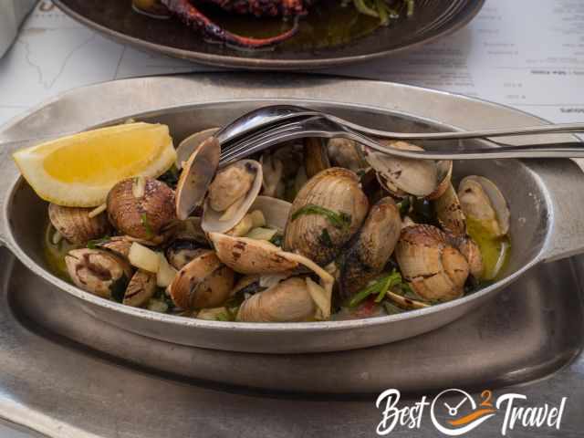 A portion of fresh clams with coriander.