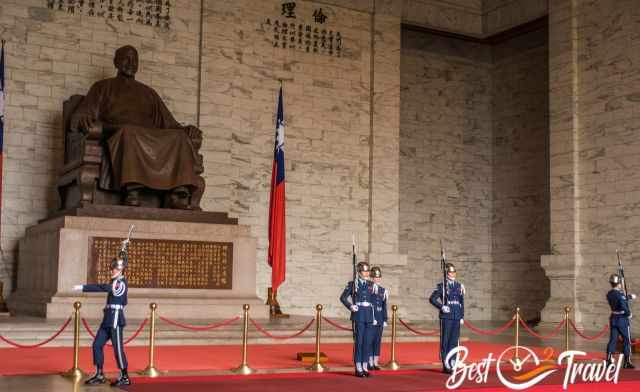 5 soldiers at the guard changing in the Memorial Hall