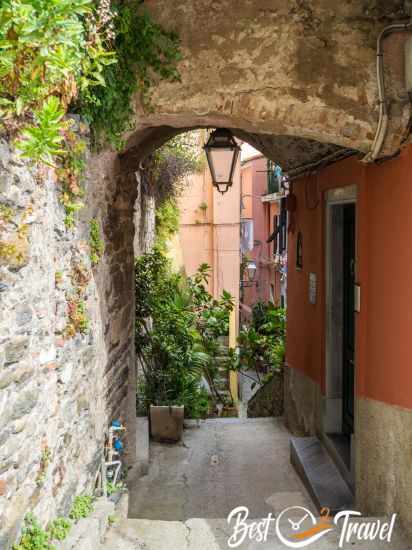 Old alley and lighting and laundry below the windows.