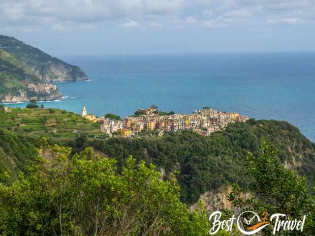 Corniglia perched on the ridge