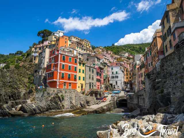 Riomaggiore und der kleine Hafen an einem sonnigen Tag