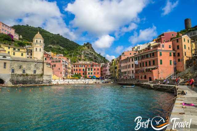 Vernazza - Der Blick vom Ende des Hafens zu dem Dorf.