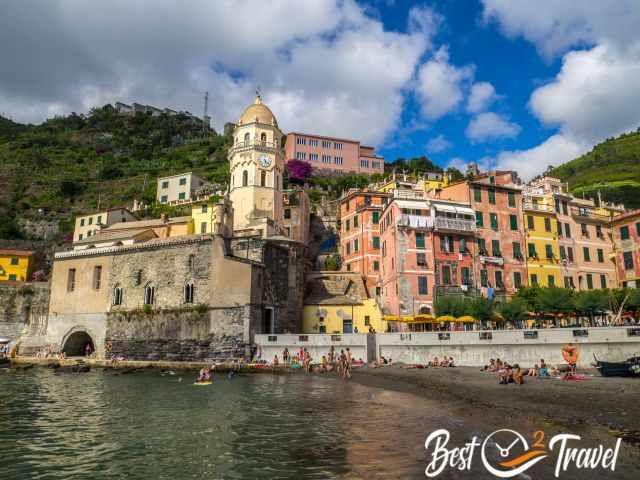 Besucher am Strand von Vernazza.