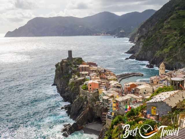 Blick auf Vernazza von dem Wanderweg nach Corniglia