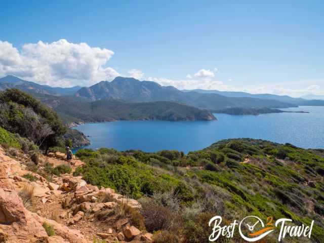 The gravel rocky trail and in the back the blue sea.