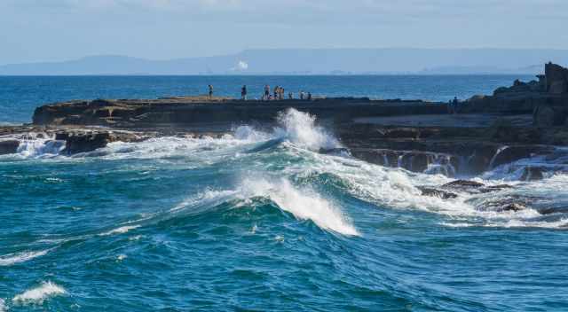 Visitors at Figure Eight Pools and high waves 