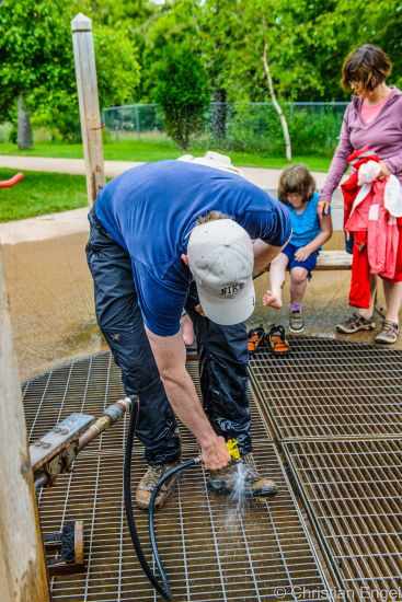 Cleaning the shoes from the mud at Hopewell Rocks