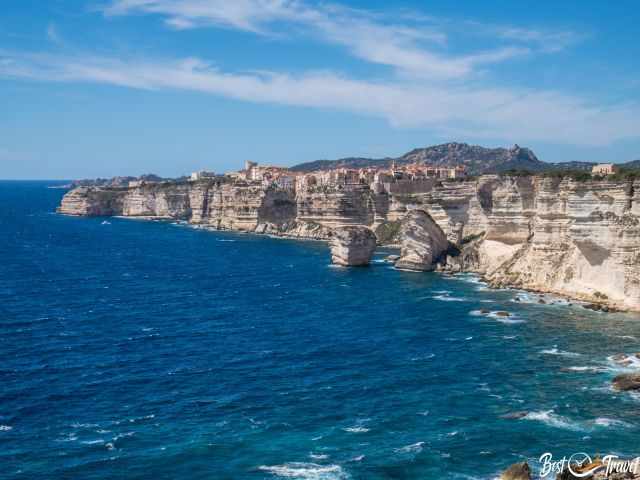 Die Klippen von Bonifacio bei strahlendem Sonnenschein.