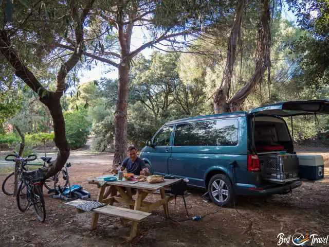 Ein California Beach auf einem Campingplatz mit Tisch.