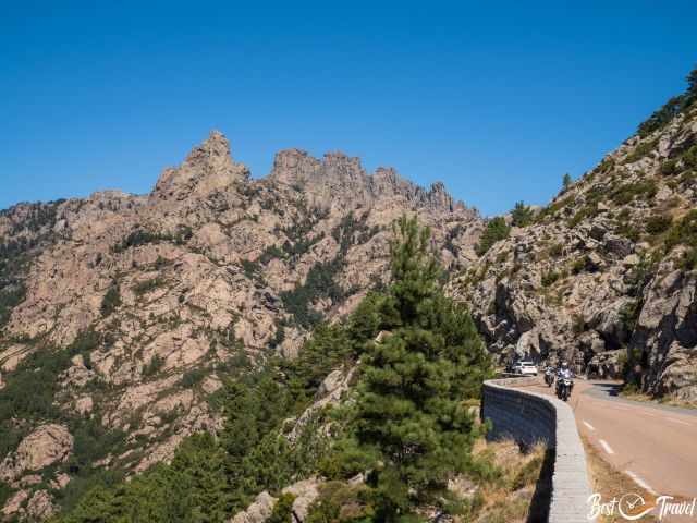 Die Straße mit Haltebuchten im Col de Bavella