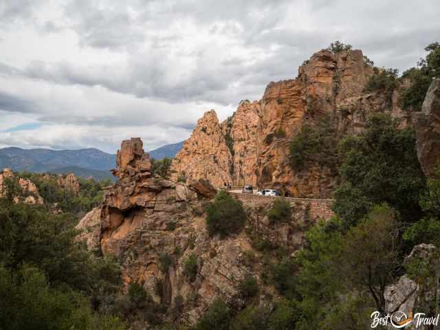 Eine enge Straße in der Calanques de Piana