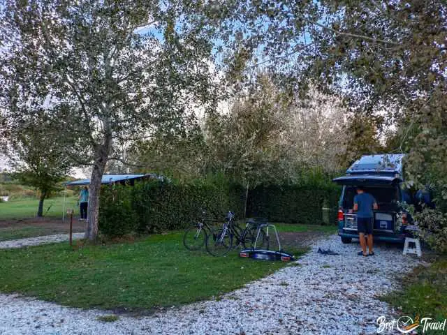 Großer Stellplatz mit Hecke als Abtrennung.