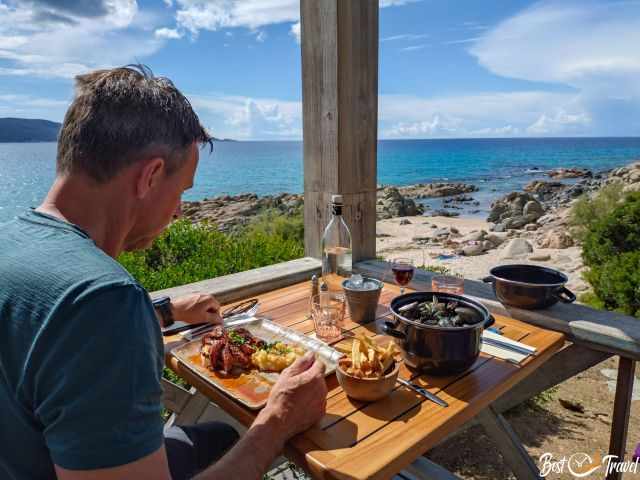 Mittagessen mit Blick zum Meer