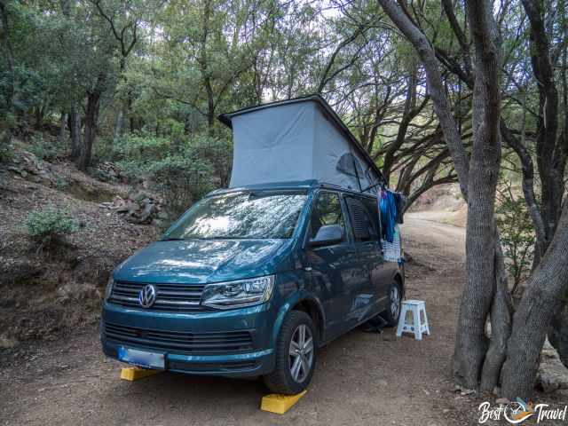 Unser aufgebockter VW Bus mit geöffnetem Dach.