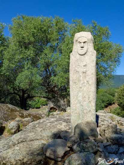 Eine tausende Jahre alte Steinskulptur in Filitosa