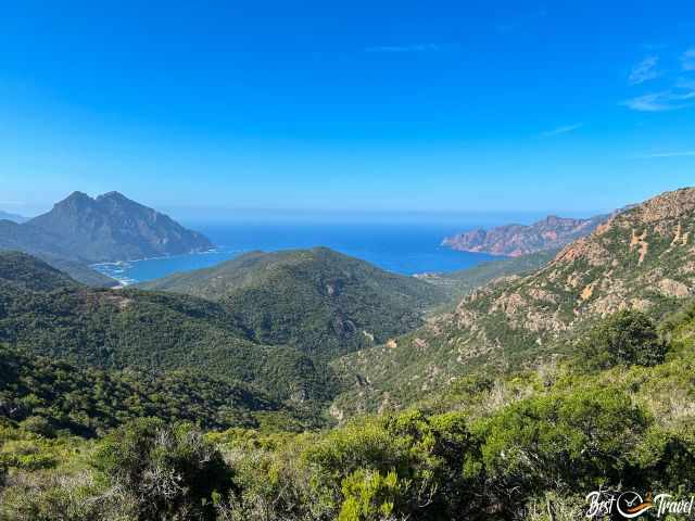 Blick von der Passtraße in die Bucht und den Golf von Girolata