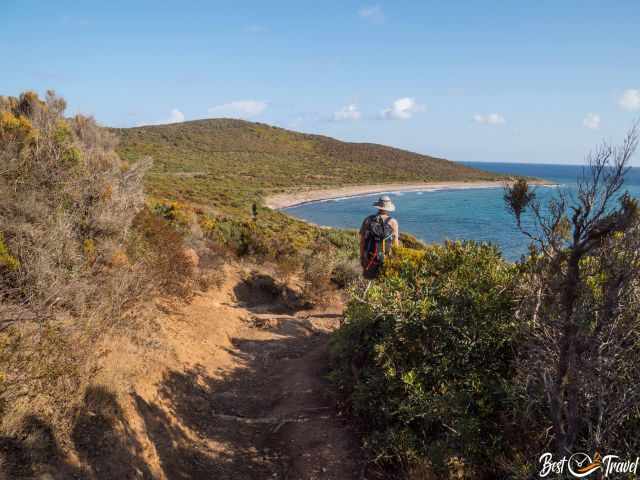 Ein Wanderer auf dem Küstentrail Sentier des Douaniers