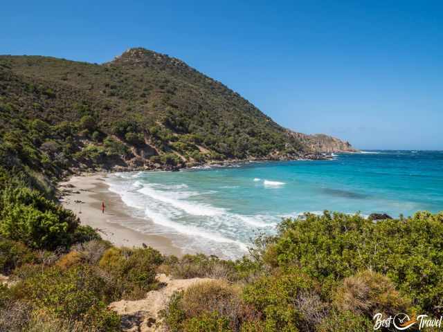 Ein versteckter und wilder Strand in Korsika.