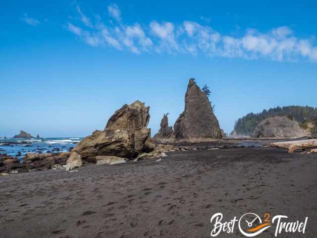 Rialto Beach, sea stacks and Hole in the Wall in the distance.