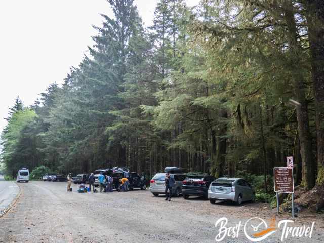 Ample parking at Third Beach trailhead.