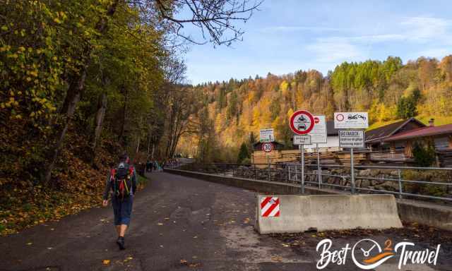 Besucher auf dem Asphaltweg zur Partnachklamm 