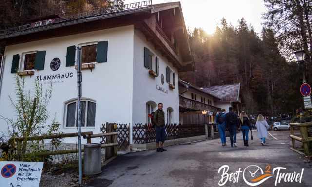 Viele Besucher wandern zum Eingang der Klamm