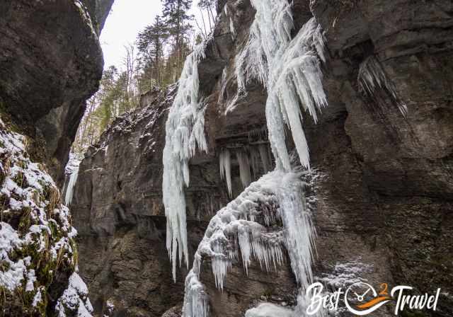 Hängende Eiszapfen oben an den hohen Schluchtwänden