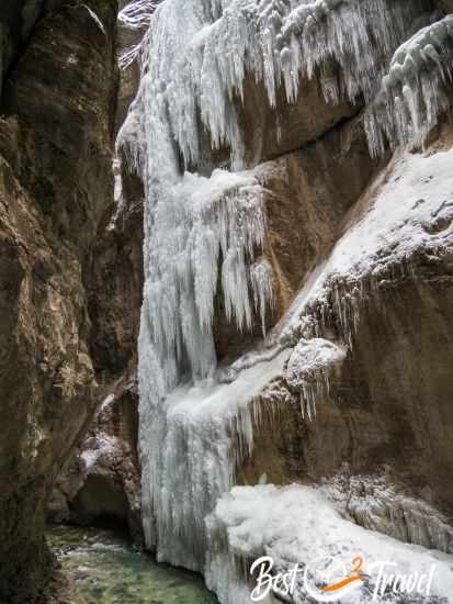 Unermesslich große und viele Eiszapfen sind an den Schluchtwänden