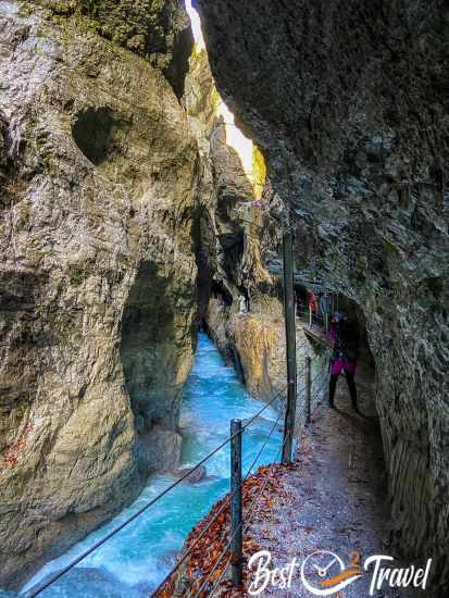 Zwei Besucher machen Fotos mit einer professionellen Kamera in der Schlucht.