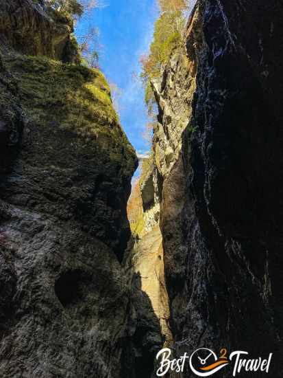 Der Blick aus der Klamm hoch zur Eisenbrücke