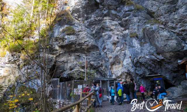 Viele Besucher am Ausgang der Partnachklamm.