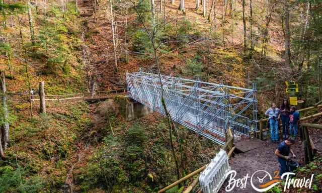 Die Eisenbrücke hoch über der Klamm.