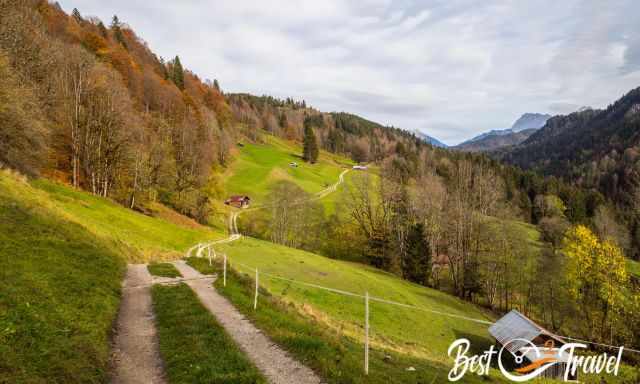 Die Wiesen und Berge im hinteren Tal.