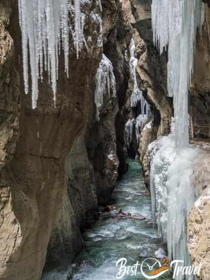 Der smaragdgrüne Partnach-Bach und die Klamm voller Eiszapfen.