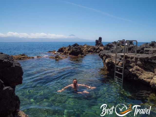 A visitor in the pool of Faja das Almas