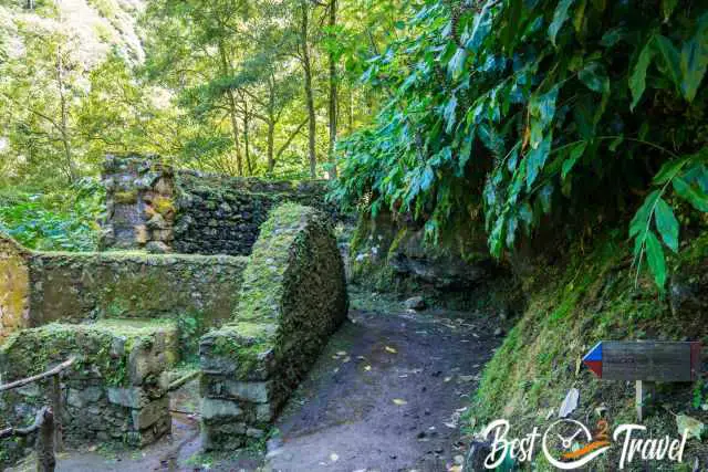 The Felix watermill ruins along the trail.