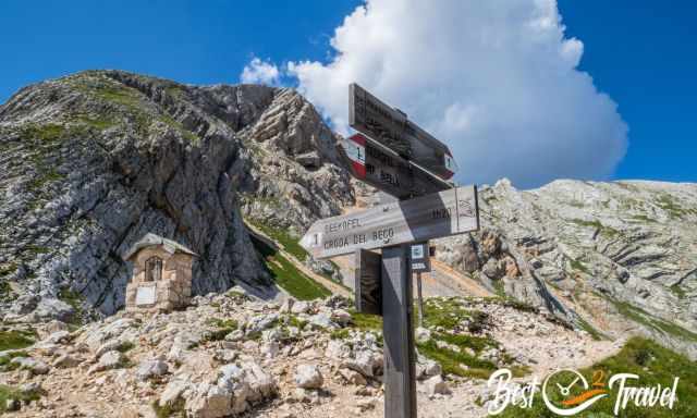 Trail signs and Seekofel in the back