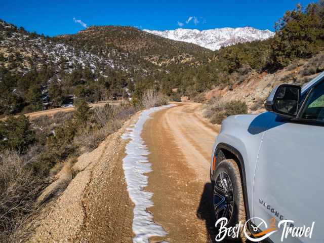 The beginning of the gravel road from the east.