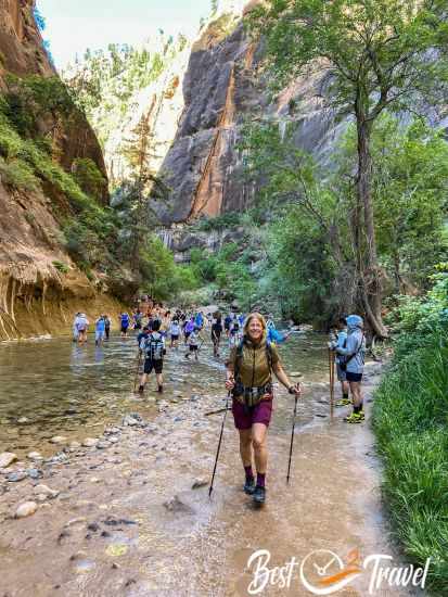 Already early morning lots of visitors access the Narrows